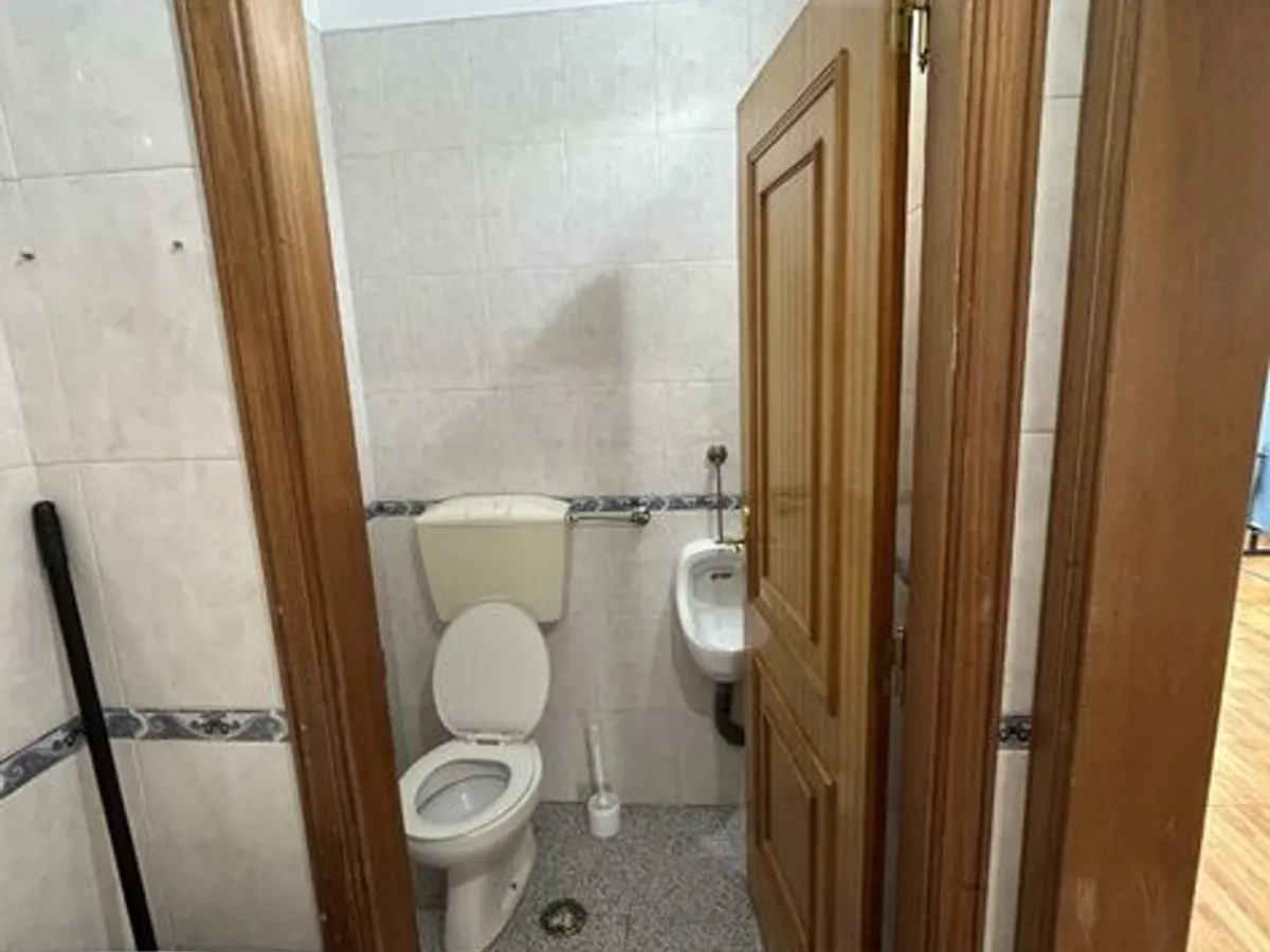 Magnífica loja com terraço e parqueamentos