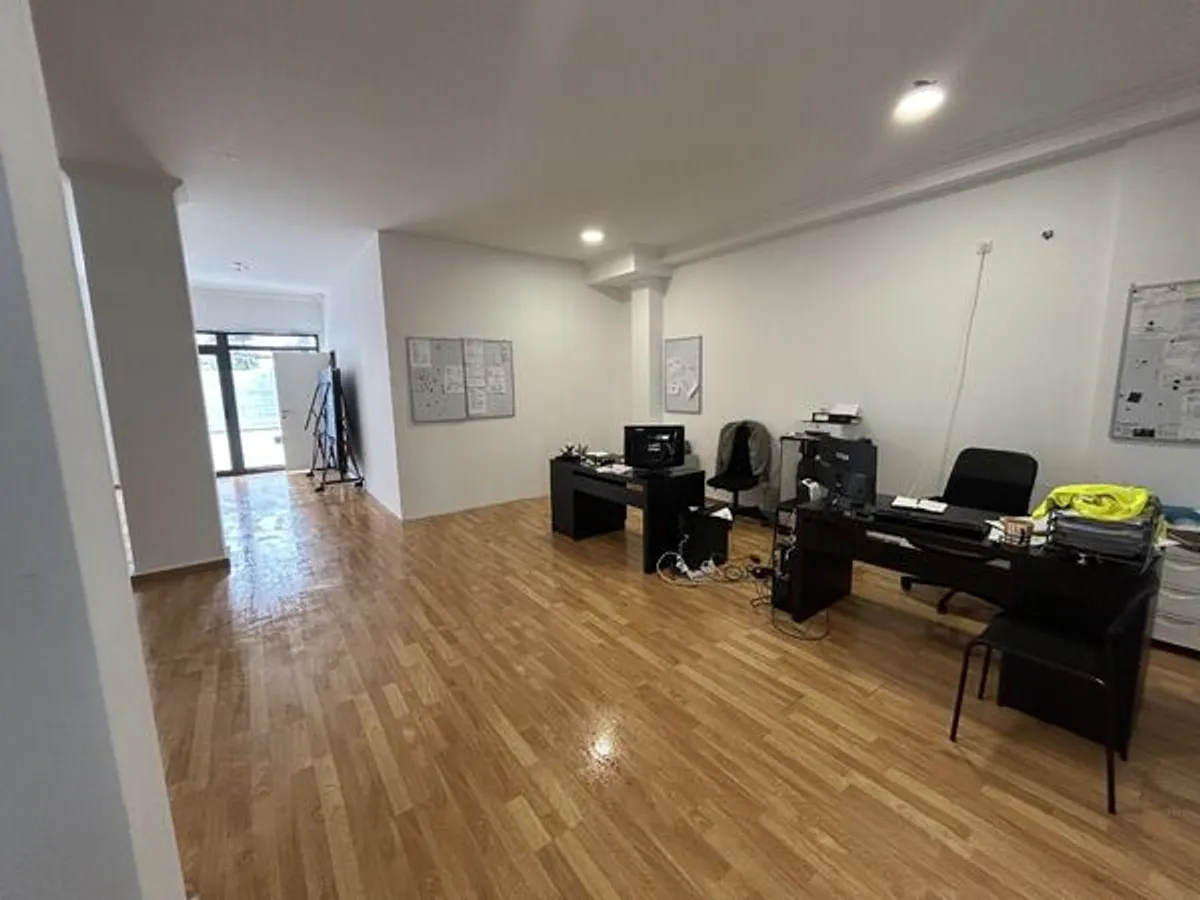 Magnífica loja com terraço e parqueamentos