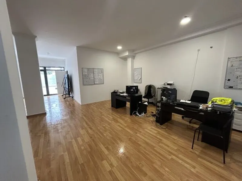 Magnífica loja com terraço e parqueamentos