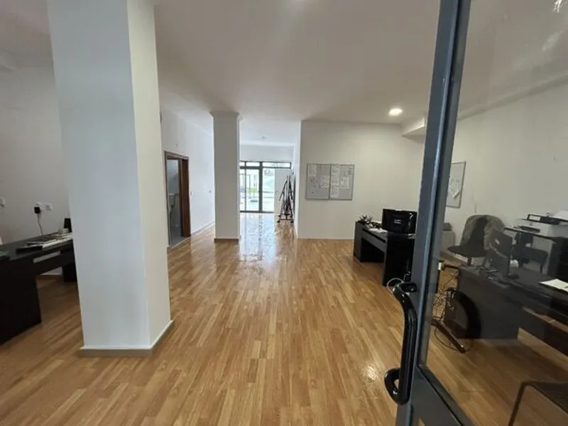 Magnífica loja com terraço e parqueamentos