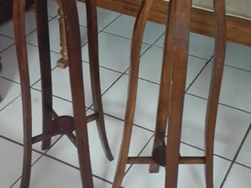 2 porta-vasos em madeira