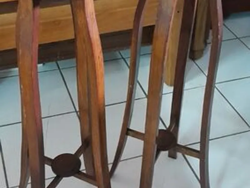 2 porta-vasos em madeira