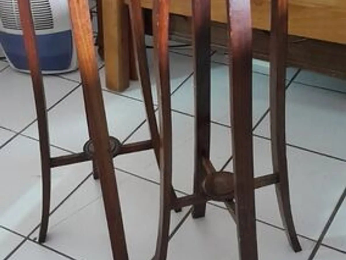 2 porta-vasos em madeira