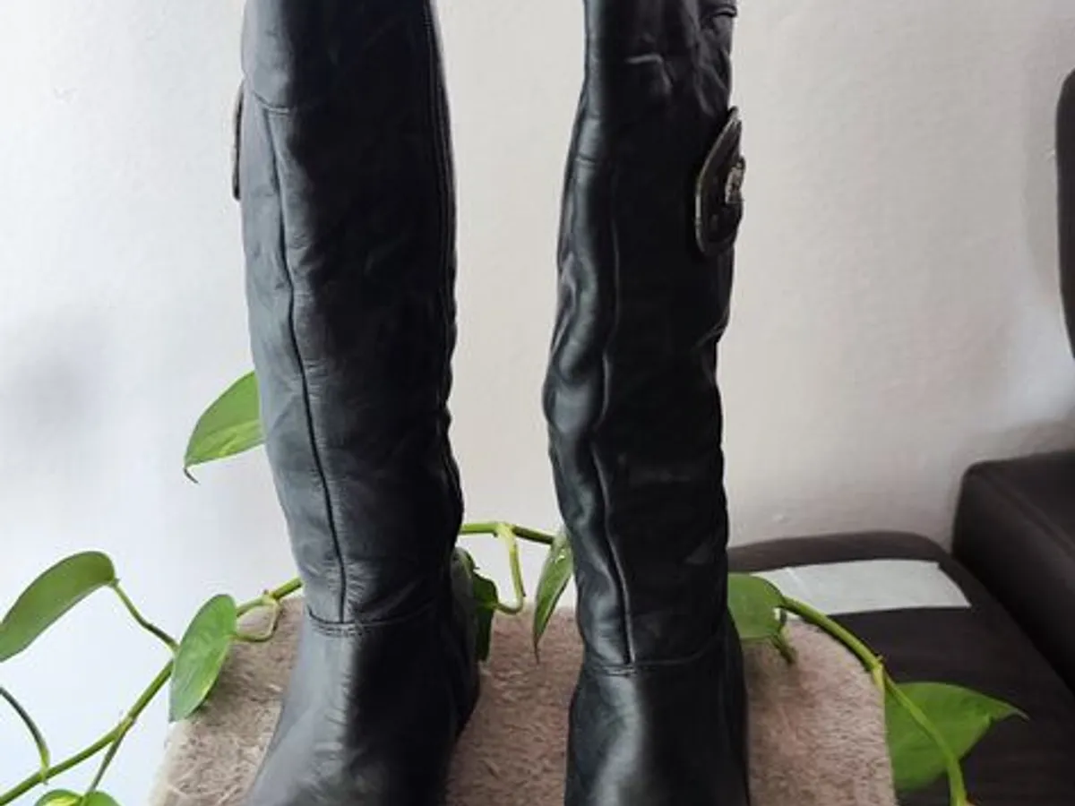 Botas de cano alto n 36 na cor preta 