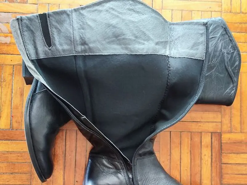 Botas de cano alto n 36 na cor preta 