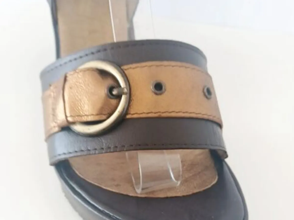 sandalias em pele genuína. 