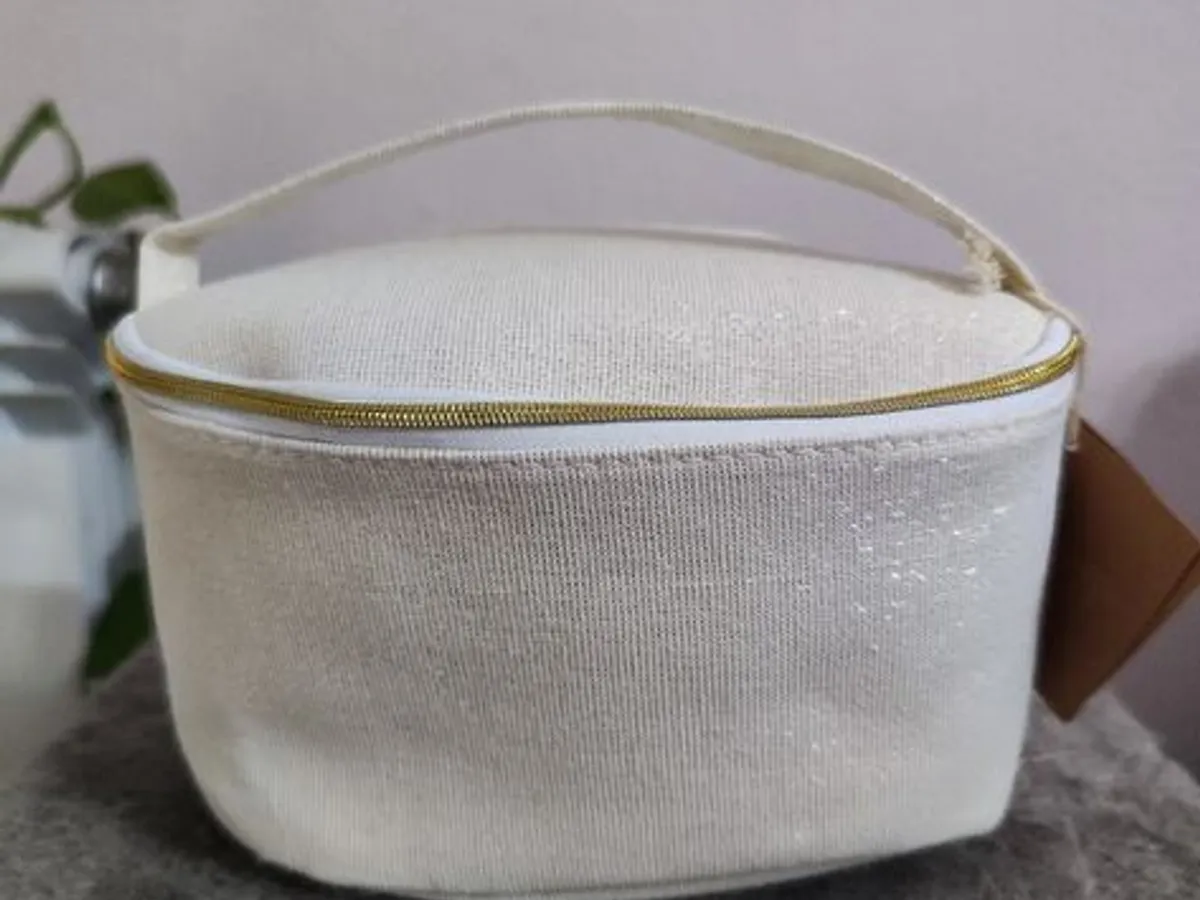 Vendo Nécessaire bege com brilho da Yves Rocher 