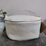 Vendo Nécessaire bege com brilho da Yves Rocher  1