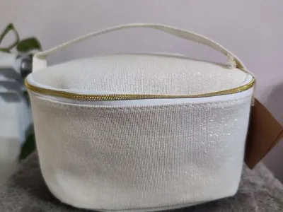 Vendo Nécessaire bege com brilho da Yves Rocher 