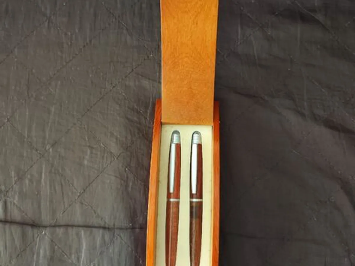 Canetas em madeira: caneta e lápis 