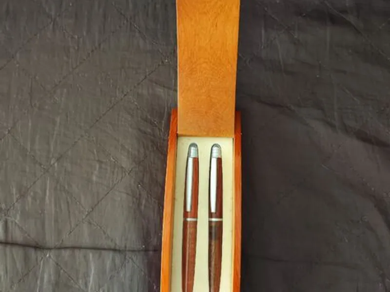 Canetas em madeira: caneta e lápis 