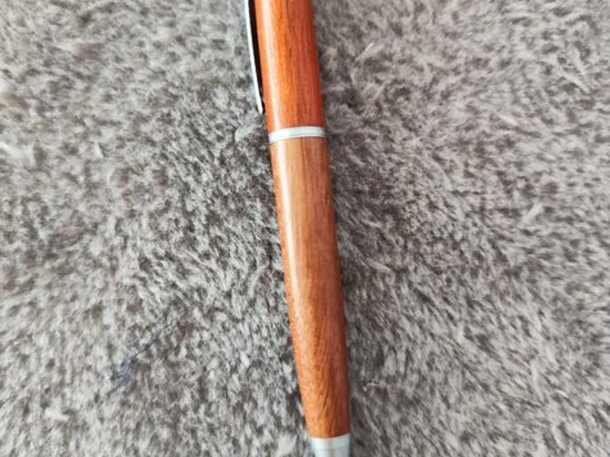 Canetas em madeira: caneta e lápis 