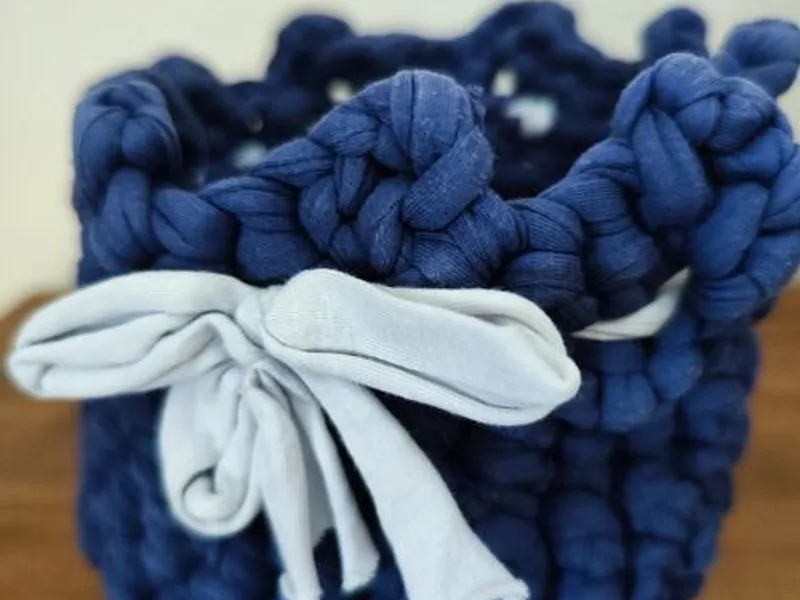 Cesta de crochê ou clorete azul marinho feita à mã