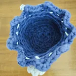Cesta de crochê ou clorete azul marinho feita à mã 3