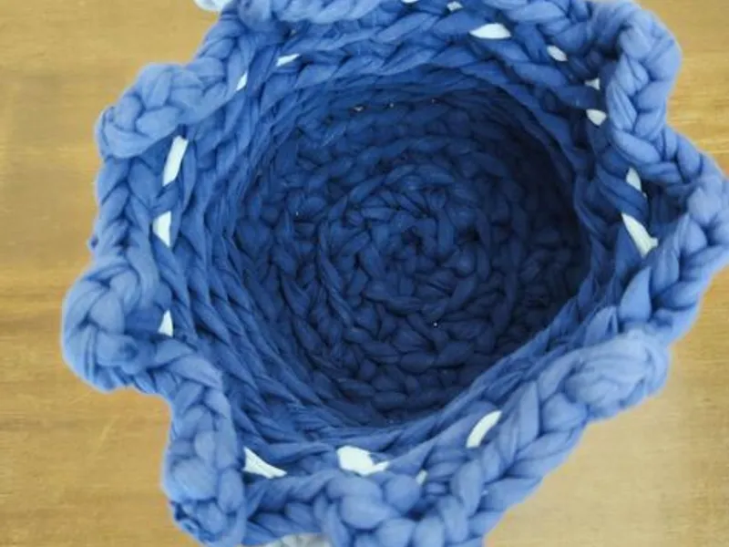 Cesta de crochê ou clorete azul marinho feita à mã