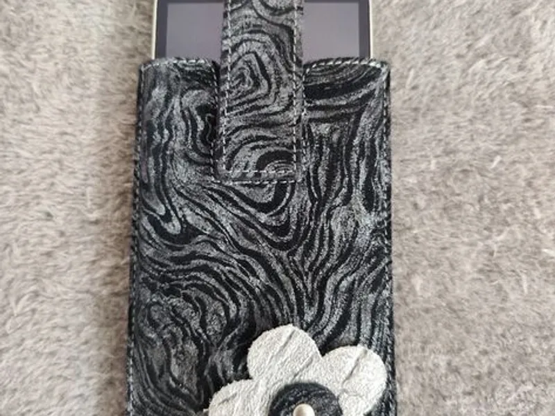 Bolsa para telemóvel em pele artesanal 