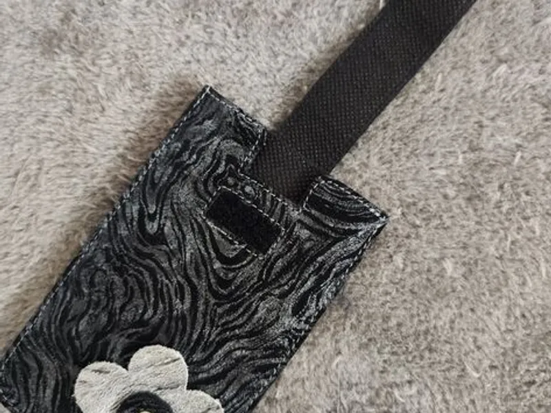 Bolsa para telemóvel em pele artesanal 