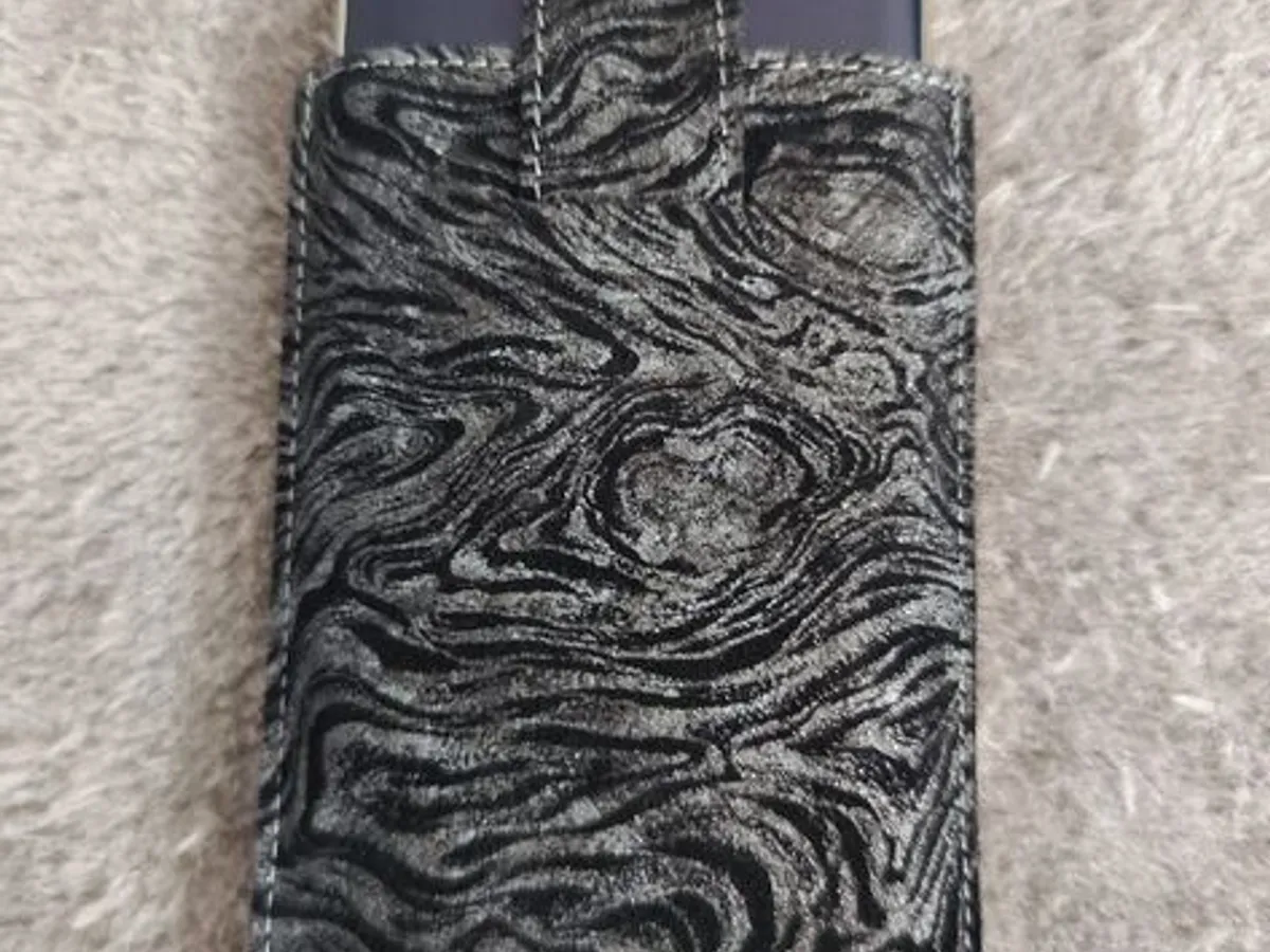 Bolsa para telemóvel em pele artesanal 
