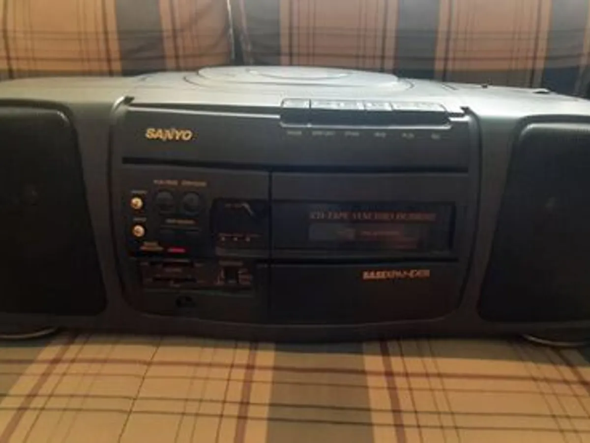 Rádio, leitor cassetes e Cd's Sanyo 