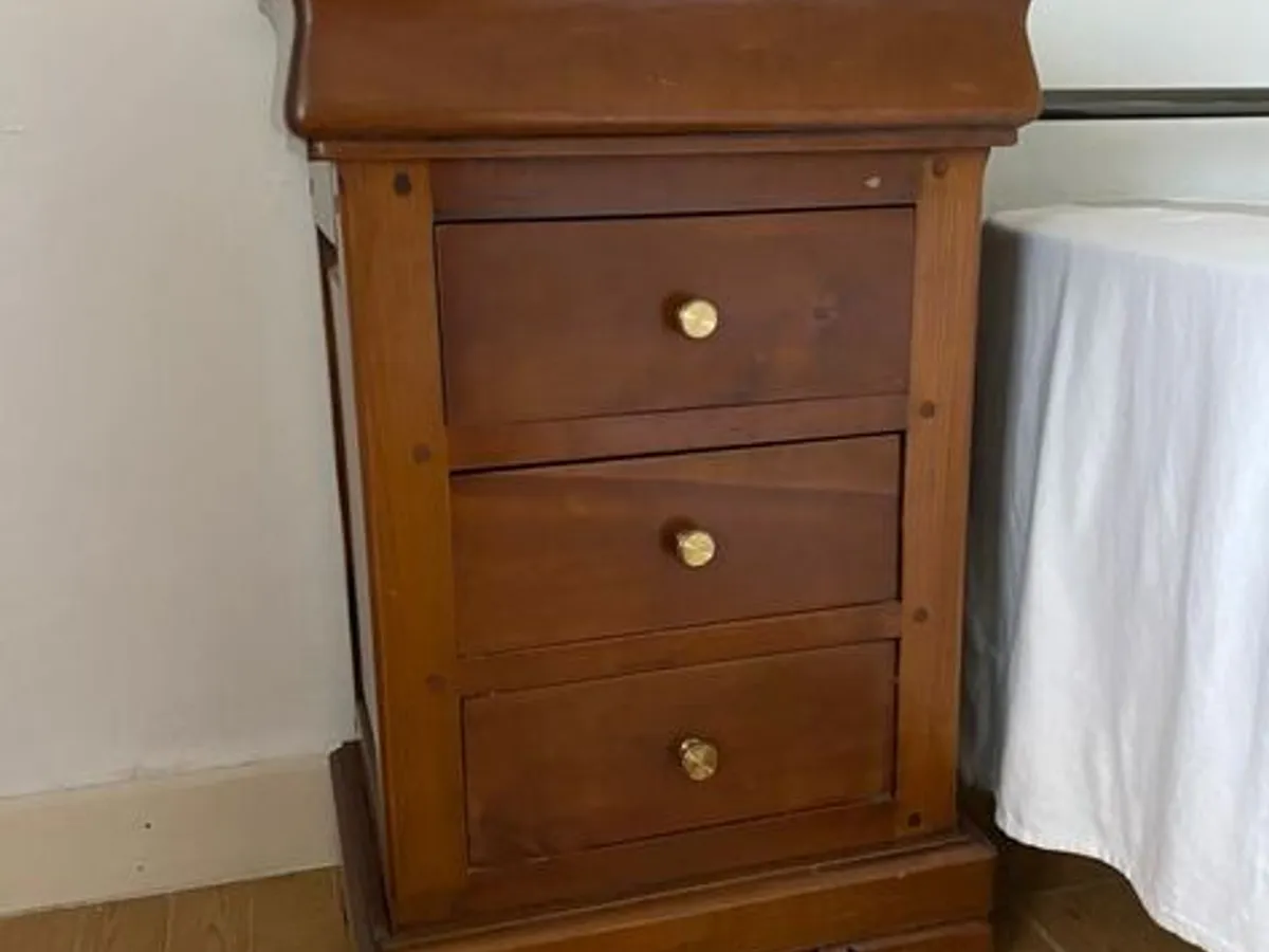 2 mesas de cabeceira