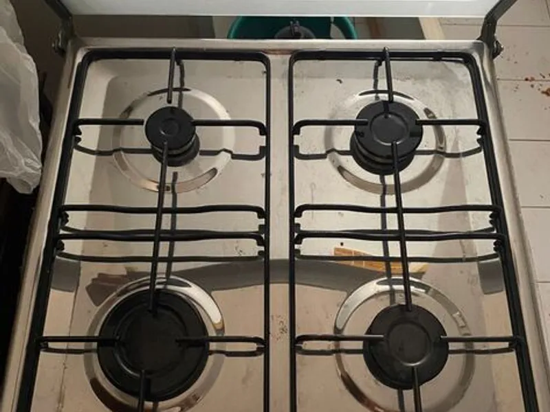 Forno com fogão + 2 botijas de gás