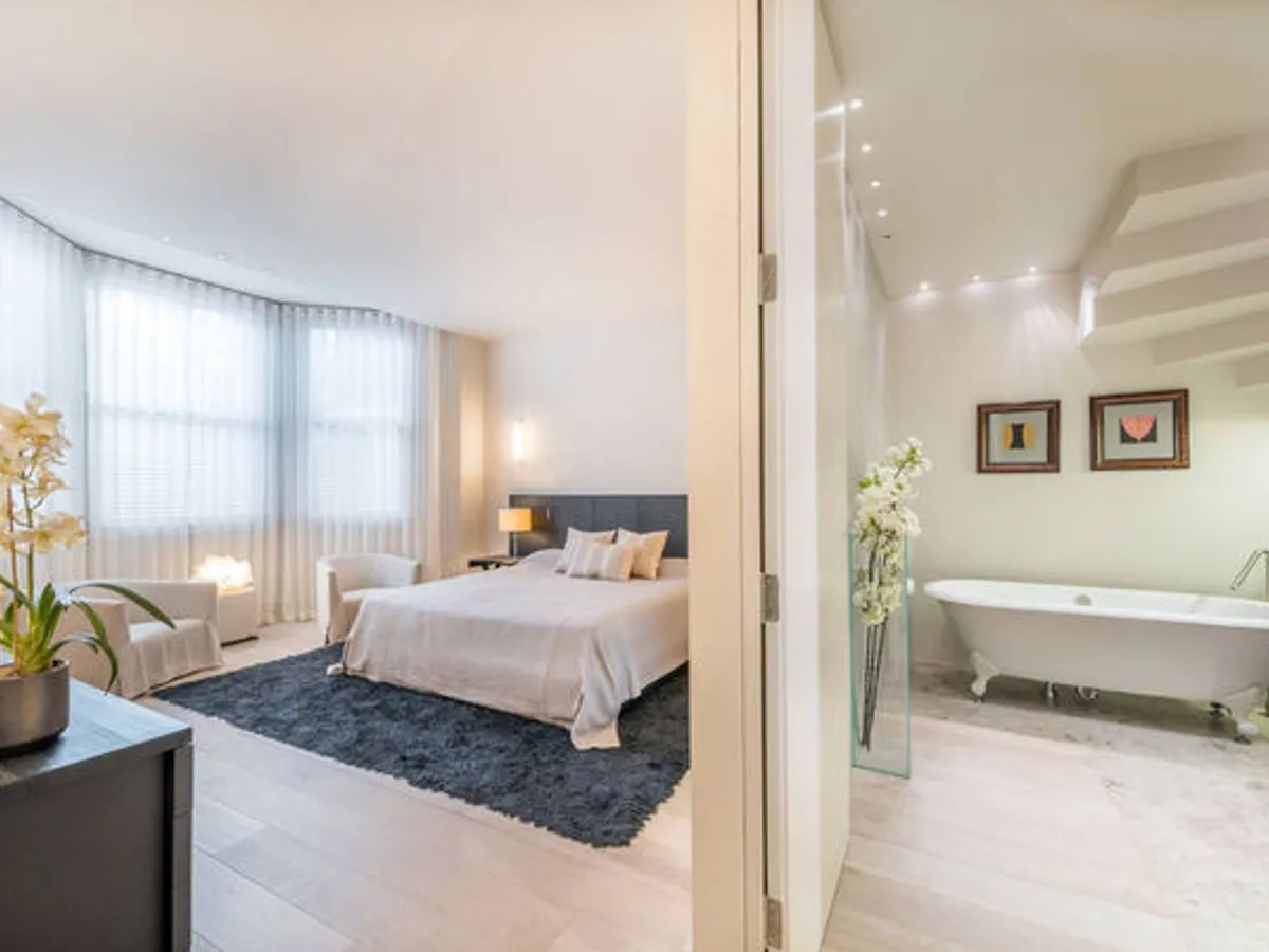 Apartamento duplex com 3 quartos e 3 casas de banh