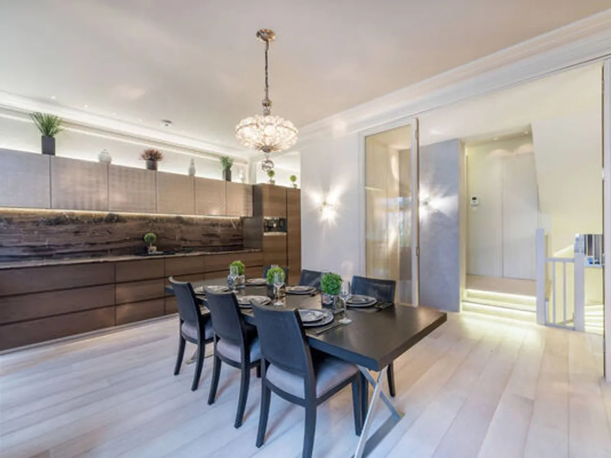 Apartamento duplex com 3 quartos e 3 casas de banh