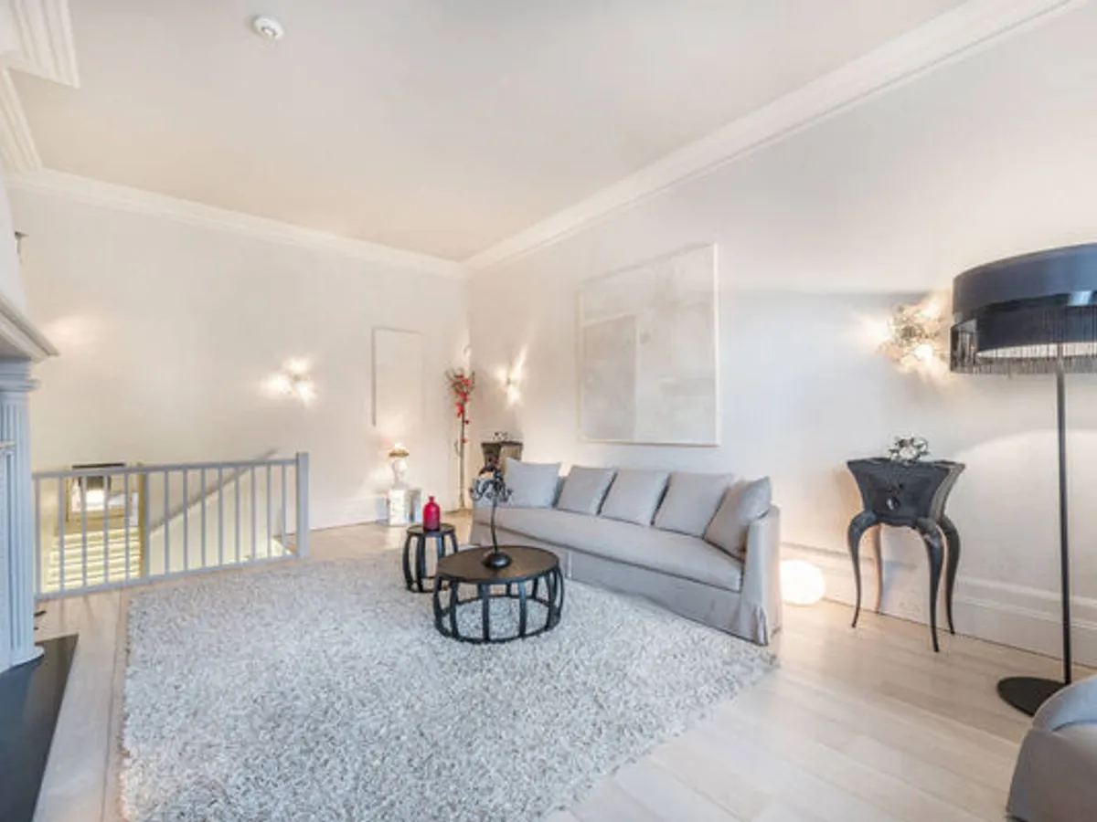 Apartamento duplex com 3 quartos e 3 casas de banh