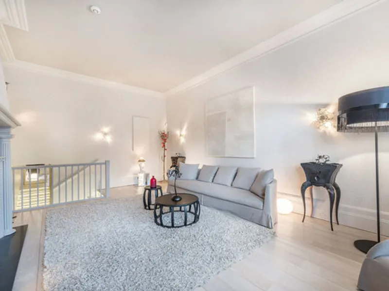 Apartamento duplex com 3 quartos e 3 casas de banh