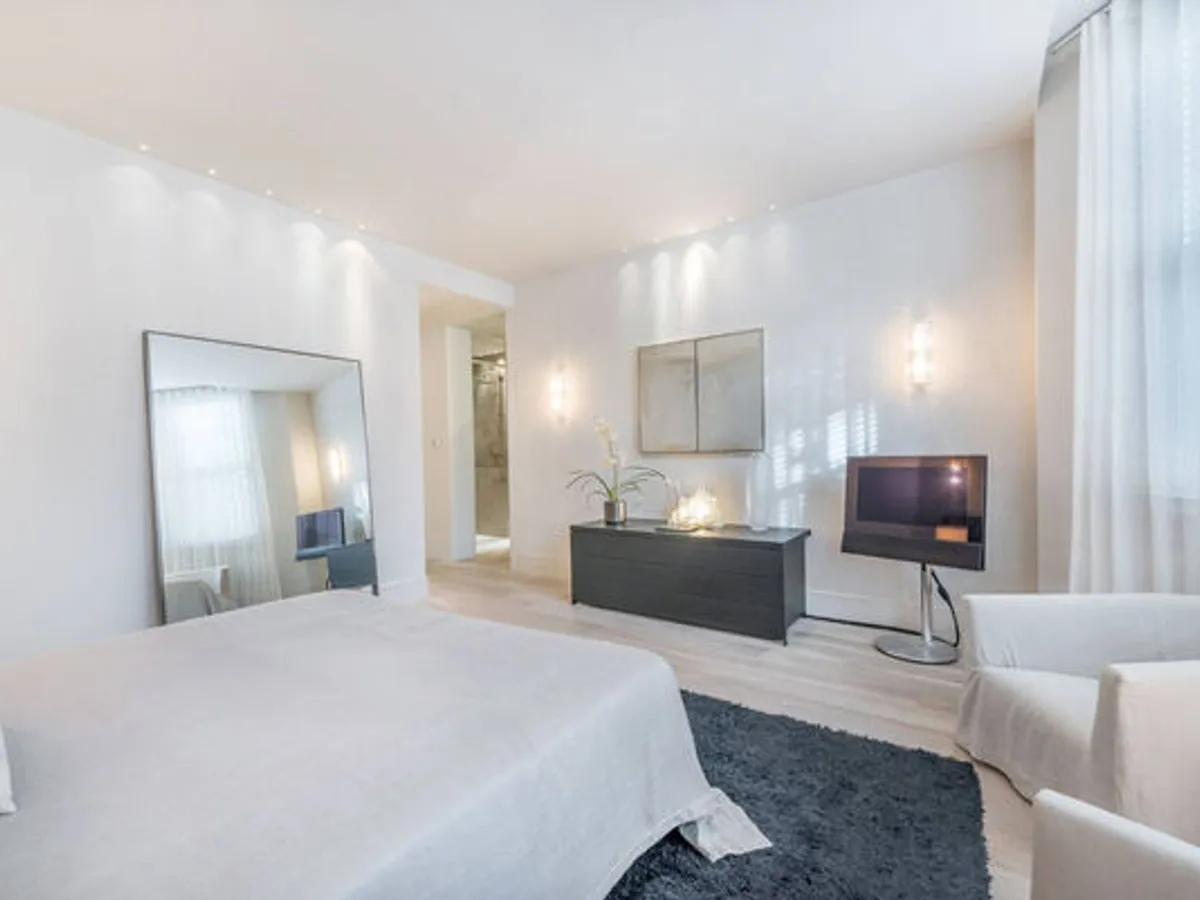 Apartamento duplex com 3 quartos e 3 casas de banh