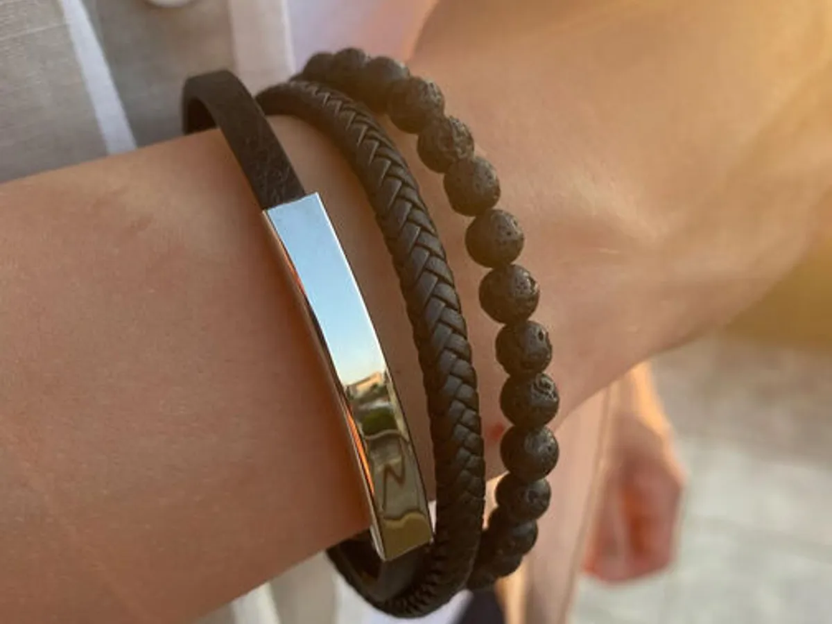 Pulseira em aço inoxidável, couro e pedras