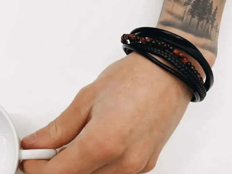 Pulseira multifacetada de couro/aço/pedras