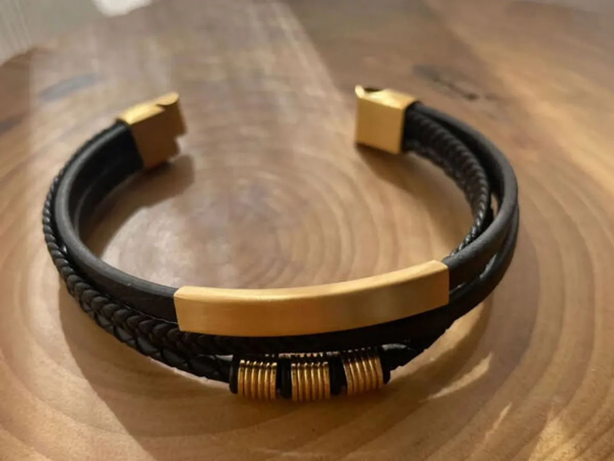 Pulseira multifacetada em Aço inoxidável + pele