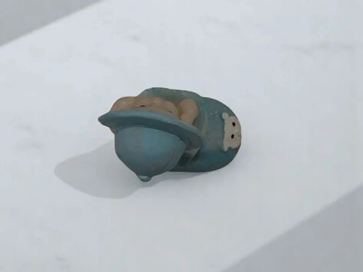 Miniatura Bebé em Cesto Azul – Decoração Delicada