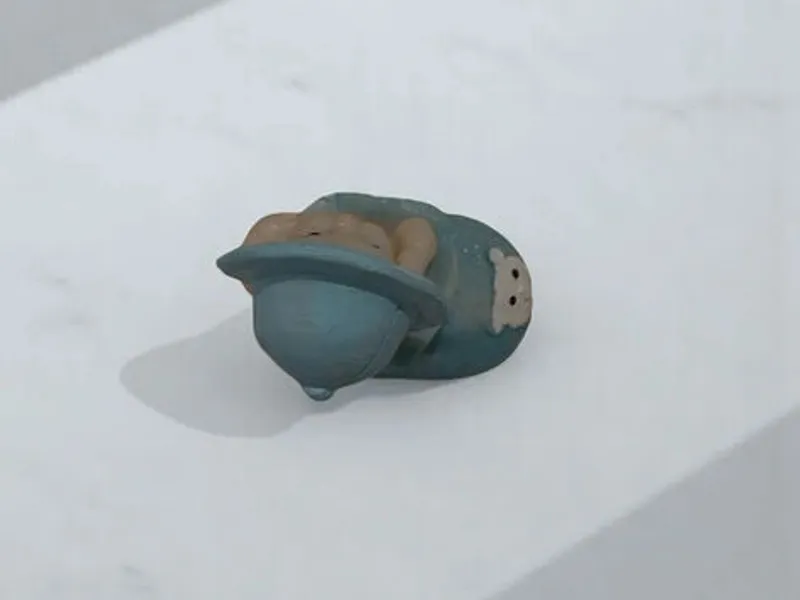 Miniatura Bebé em Cesto Azul – Decoração Delicada