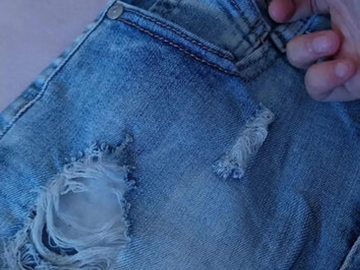 Calções Ganga Bordado Floral e Rasgões – T36