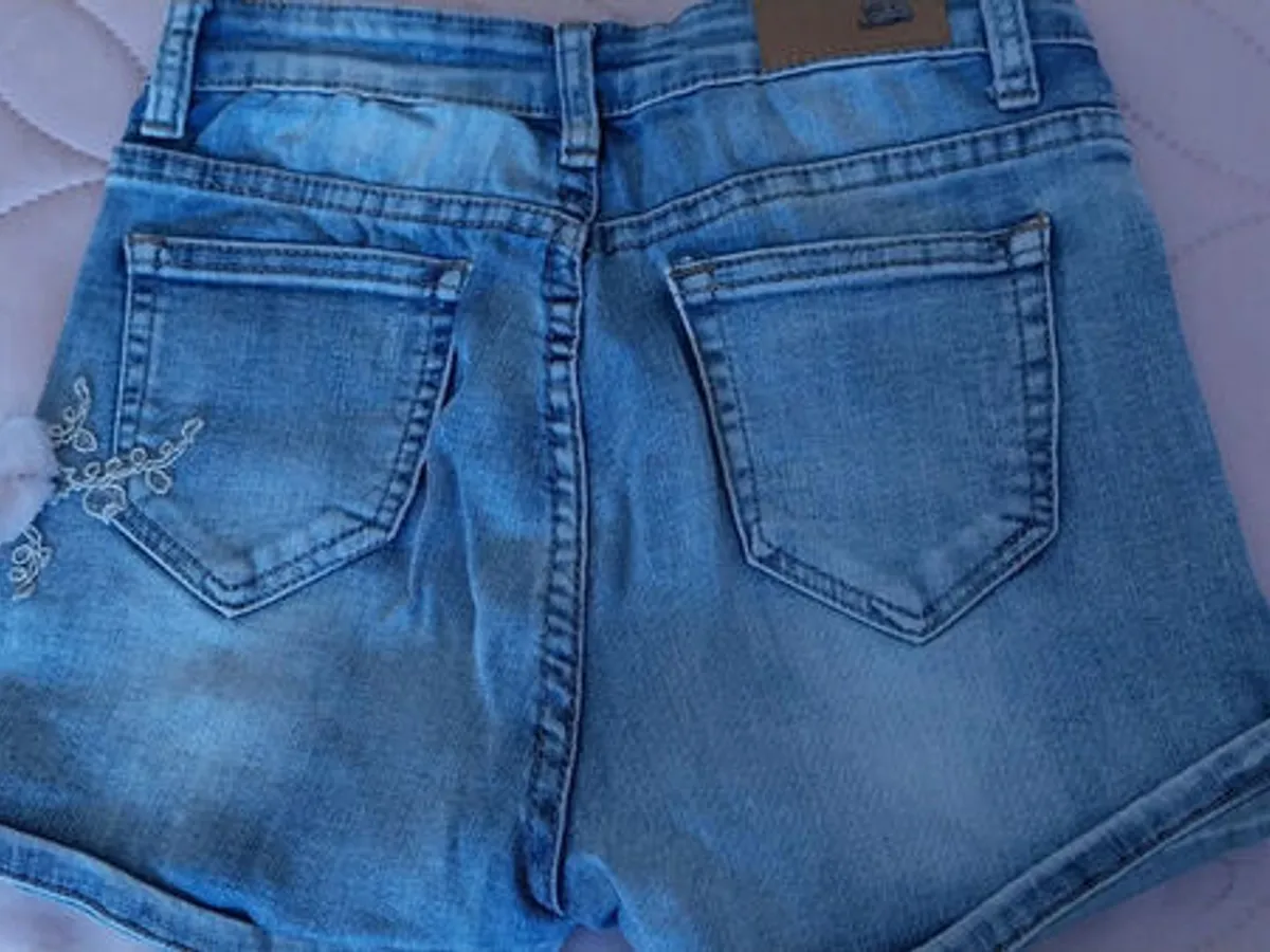 Calções Ganga Bordado Floral e Rasgões – T36