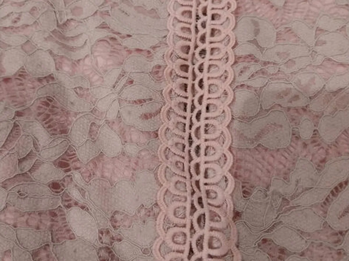 🌸 Top Curto Rosa Bebé em Renda – Sem Marca