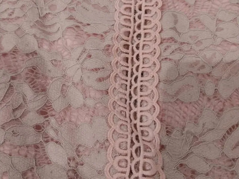 🌸 Top Curto Rosa Bebé em Renda – Sem Marca