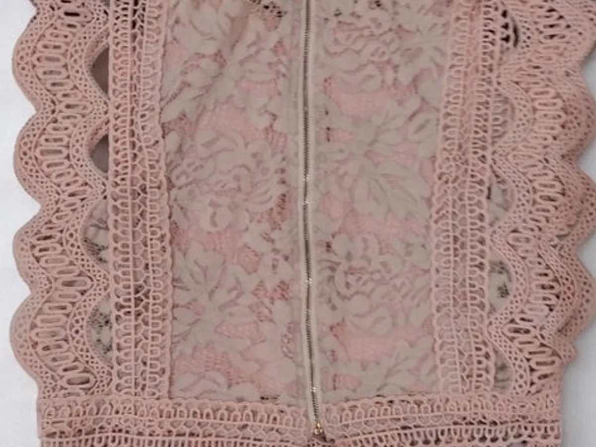 🌸 Top Curto Rosa Bebé em Renda – Sem Marca