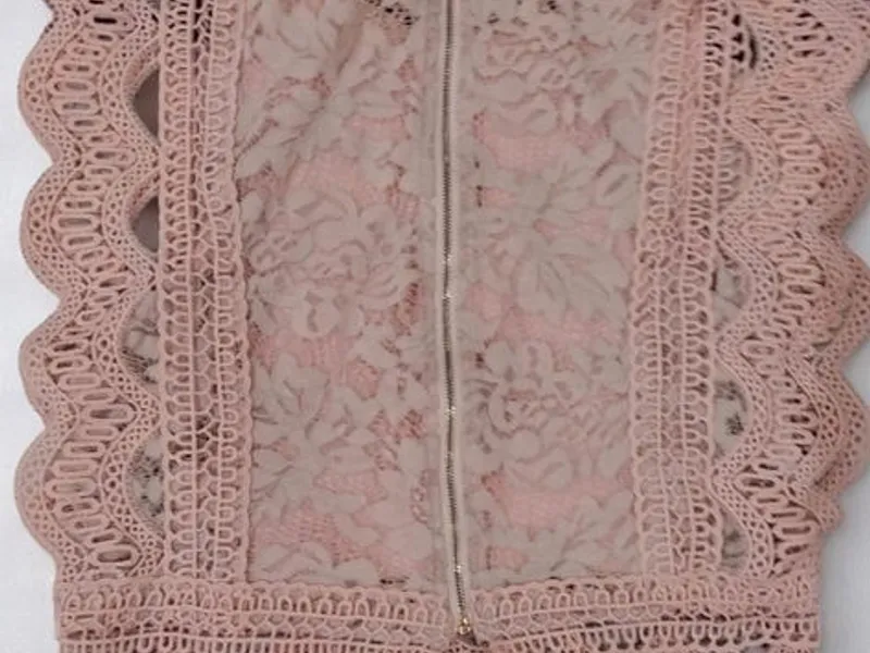 🌸 Top Curto Rosa Bebé em Renda – Sem Marca