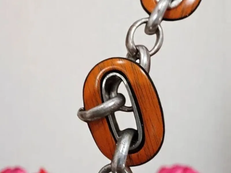 Colar Corrente Prateada com Detalhes Laranja