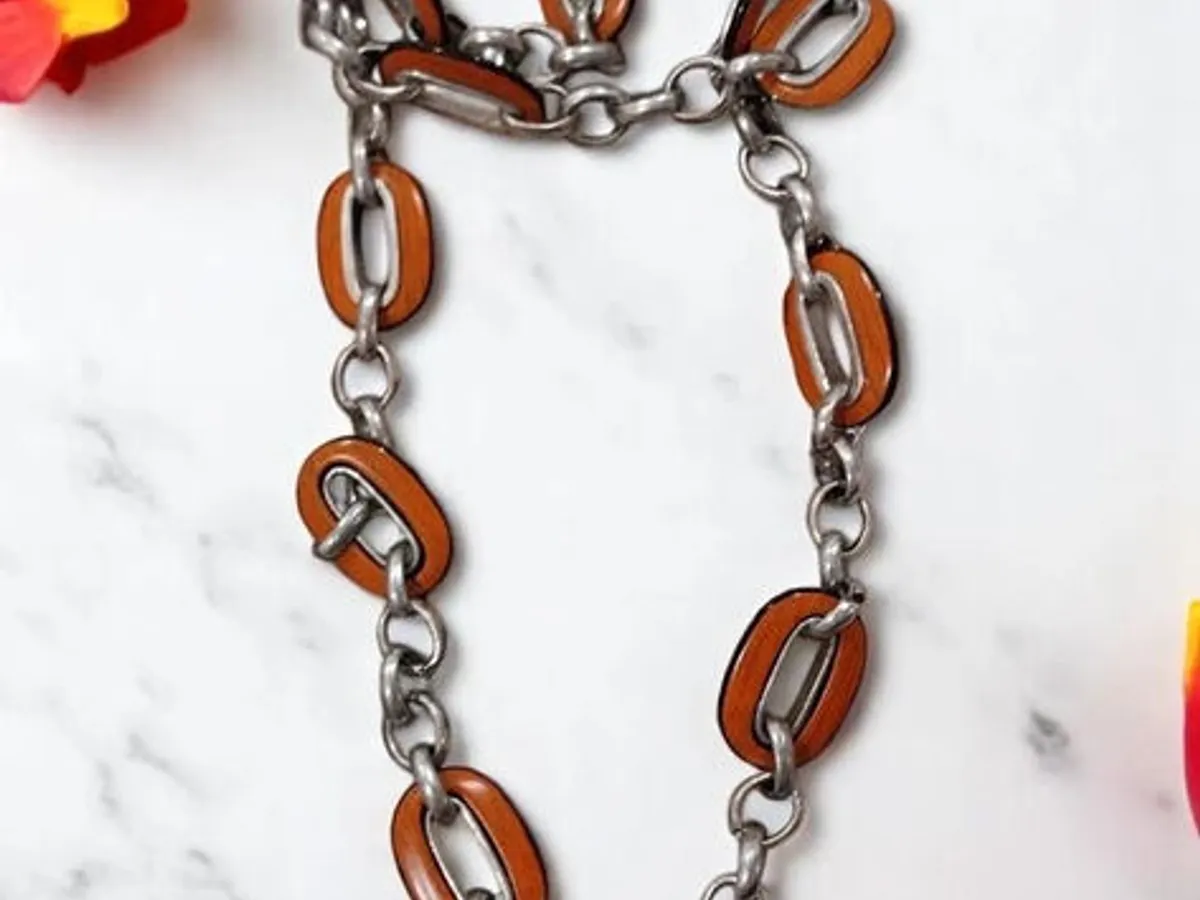 Colar Corrente Prateada com Detalhes Laranja