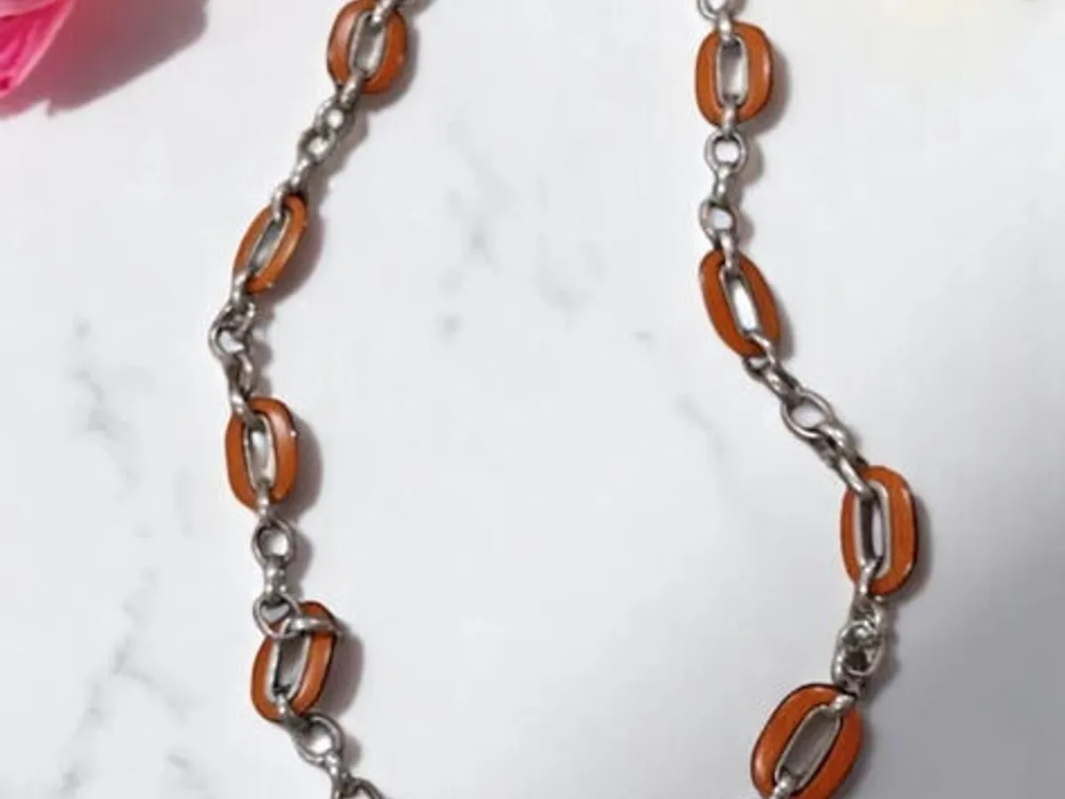 Colar Corrente Prateada com Detalhes Laranja