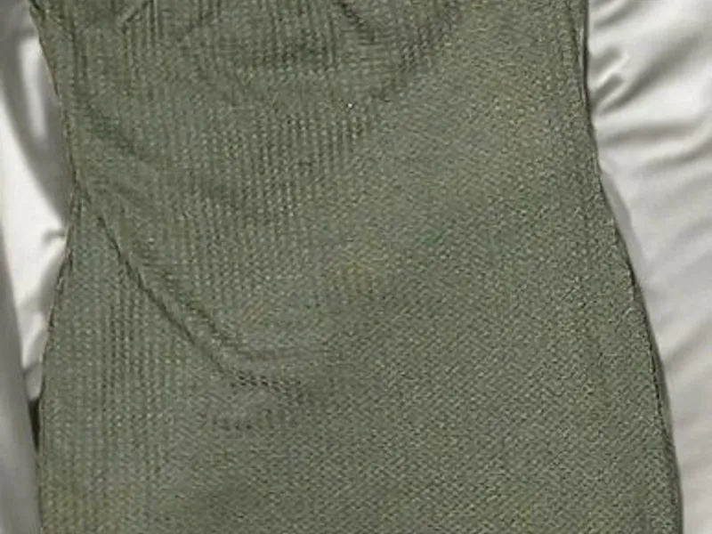 Vestido Justo Curto com Decote Cai Cai