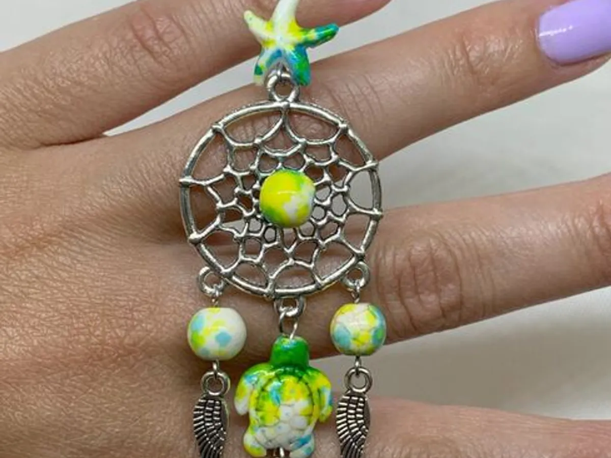 Porta-chaves cinzento com contas verdes