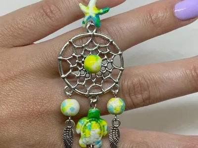 Porta-chaves cinzento com contas verdes