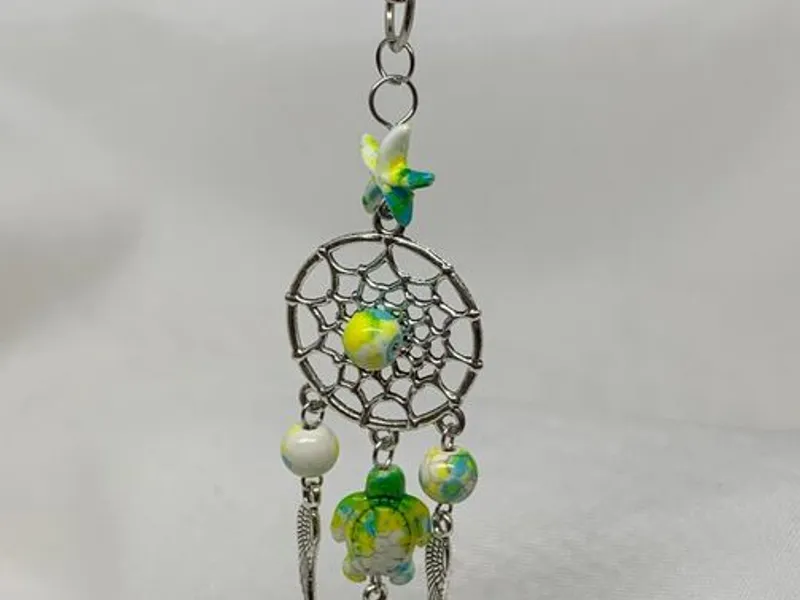 Porta-chaves cinzento com contas verdes