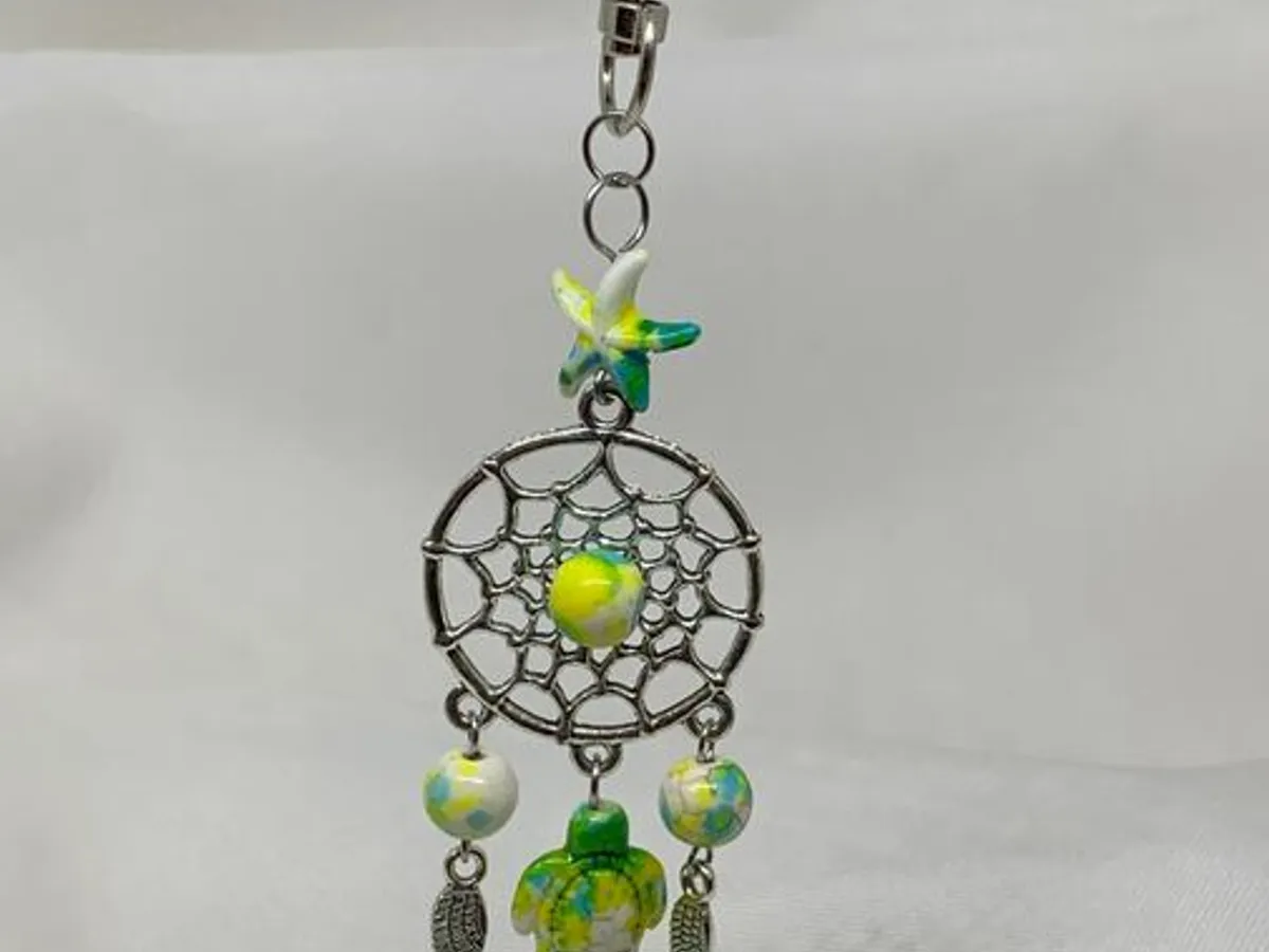 Porta-chaves cinzento com contas verdes