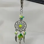 Porta-chaves cinzento com contas verdes 4